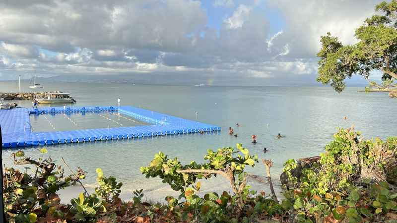 Anse Tabarin & sa piscine eau de mer, arc en ciel